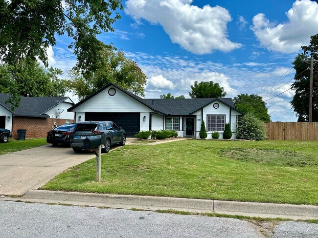 Building Photo - 1613 S 26th Pl