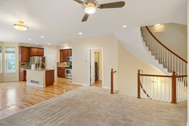 Building Photo - 692 Louis Dr