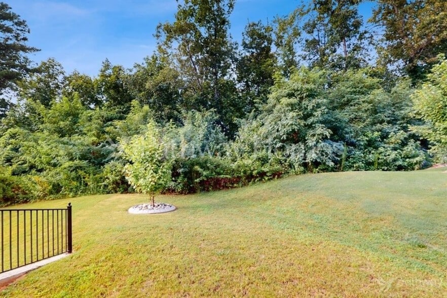 Building Photo - 3950 Lake Manor Way