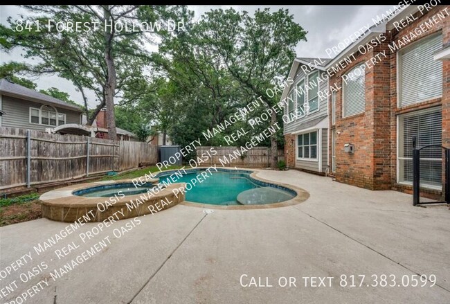 Building Photo - 841 Forest Hollow Dr