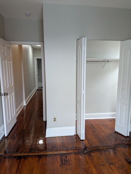Building Photo - 806 N Van Buren St