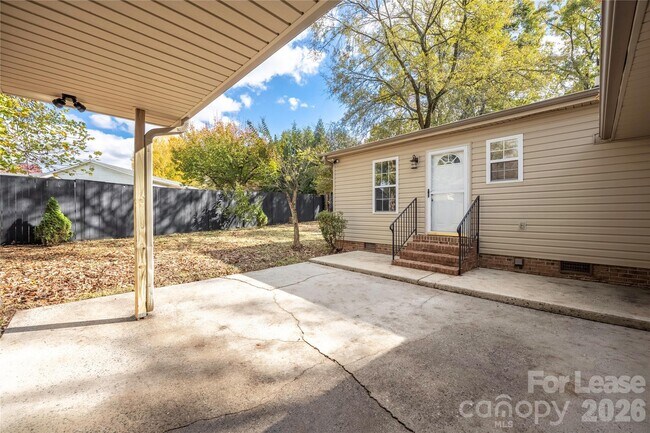 Building Photo - 203 Ewing Dr