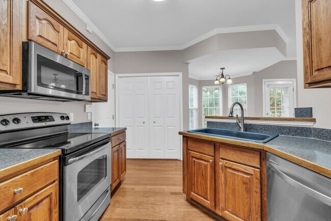 Building Photo - 5623 Crooked Creek Dr