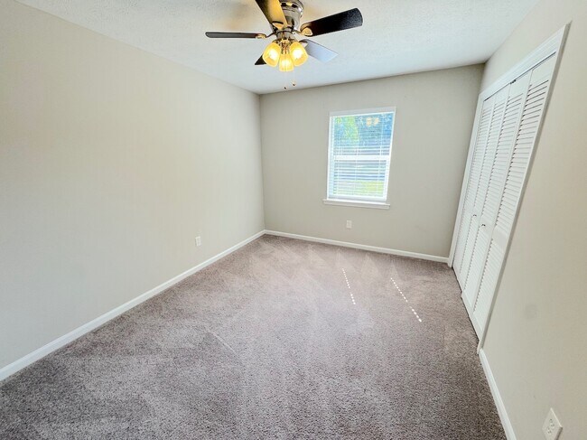 Building Photo - 9 Mistletoe Ct