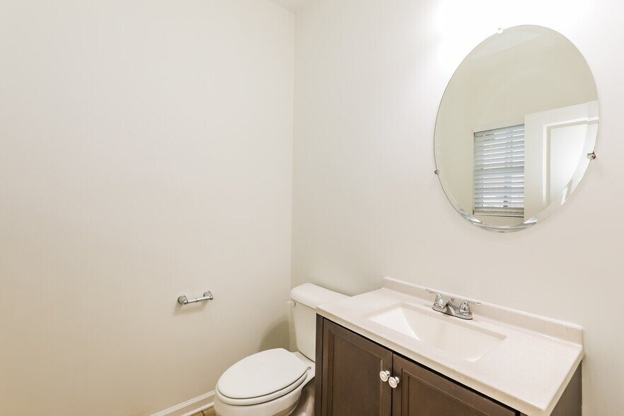 Building Photo - 705 Armitage Way