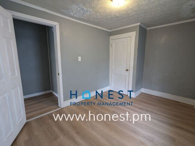 Building Photo - 36 Monroe St