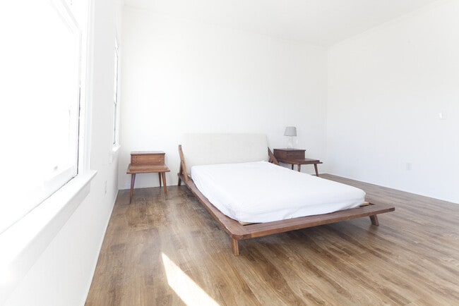 Building Photo - Mountain View