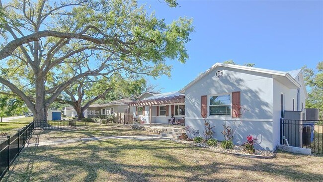 Building Photo - 515 34th Ave NE