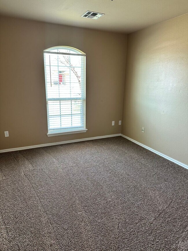 Building Photo - Beautiful home located in the Waterstone area! NO PETS!