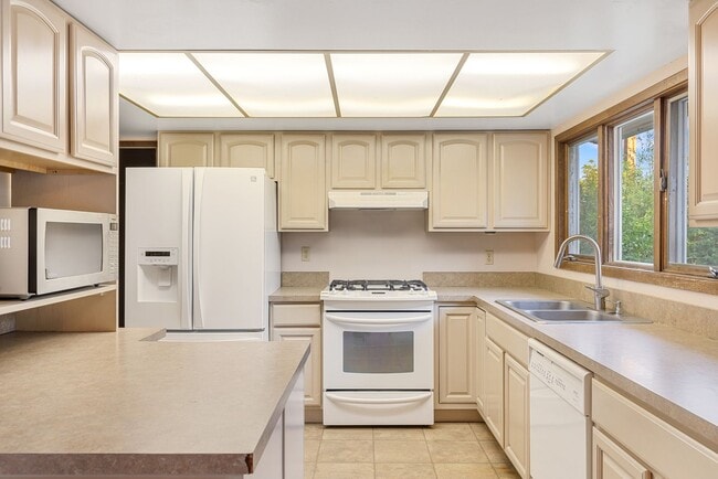 Building Photo - 9 Big Horn Dr