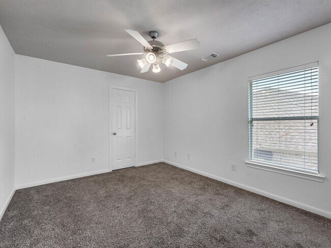 Building Photo - 25553 Oakhurst Forest Dr