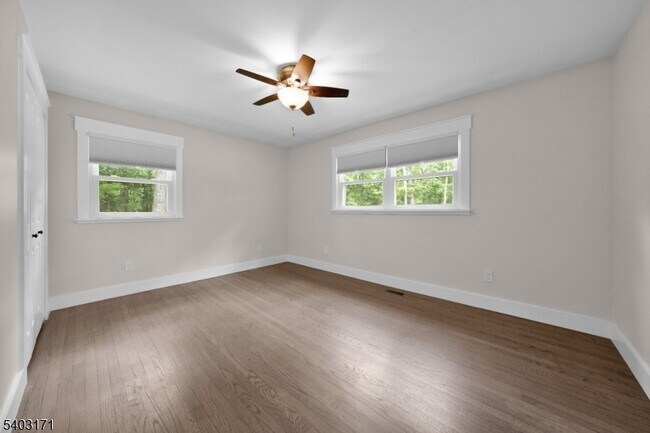 Building Photo - 422 Hollow Rd