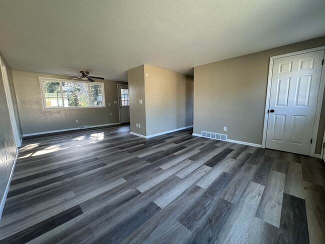 Building Photo - 3 Bedroom Home