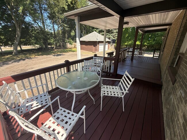 Building Photo - 33 Maple Ave