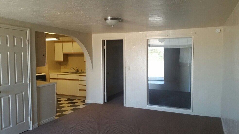 Building Photo - 437 N River Ln