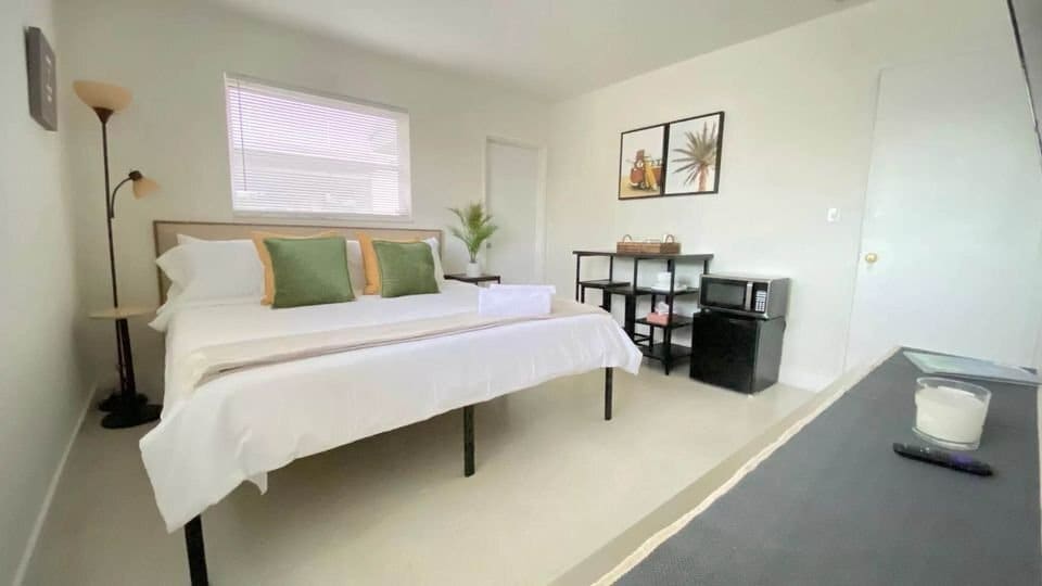 Primary Photo - 1521 NE 51st St