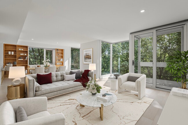 Building Photo - 975 Memorial Dr