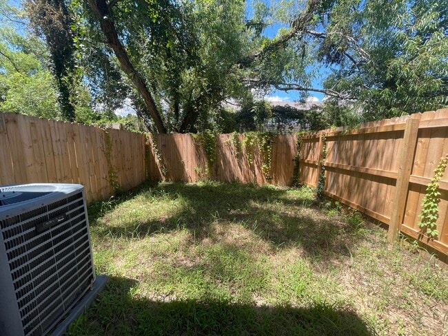 Building Photo - 1805 Whispering Oaks Ln
