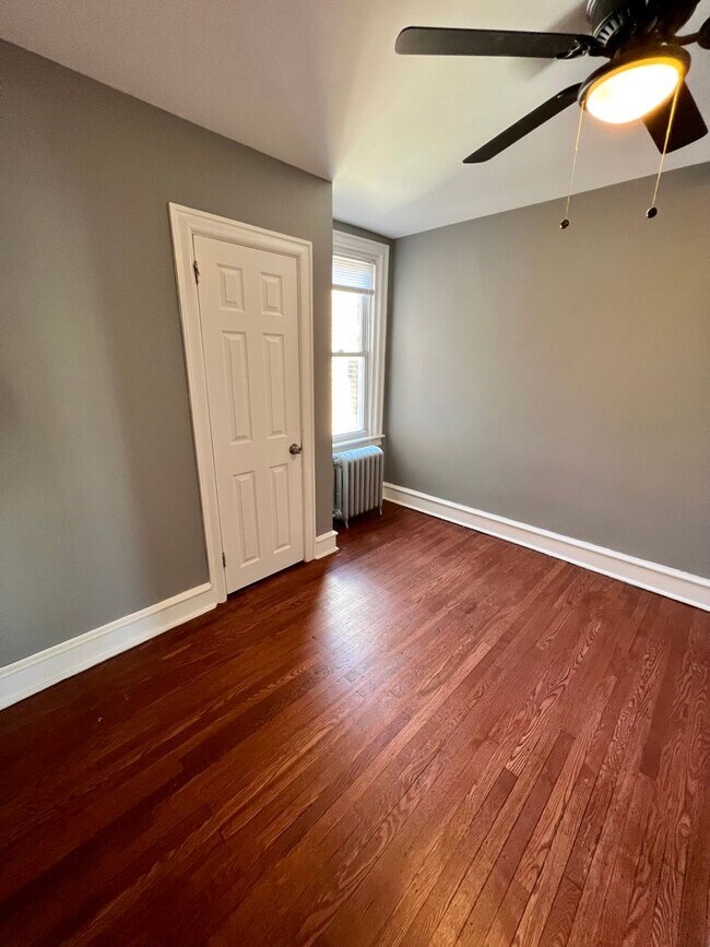 Building Photo - Beautifully Renovated 3-Bedroom Townhouse ...