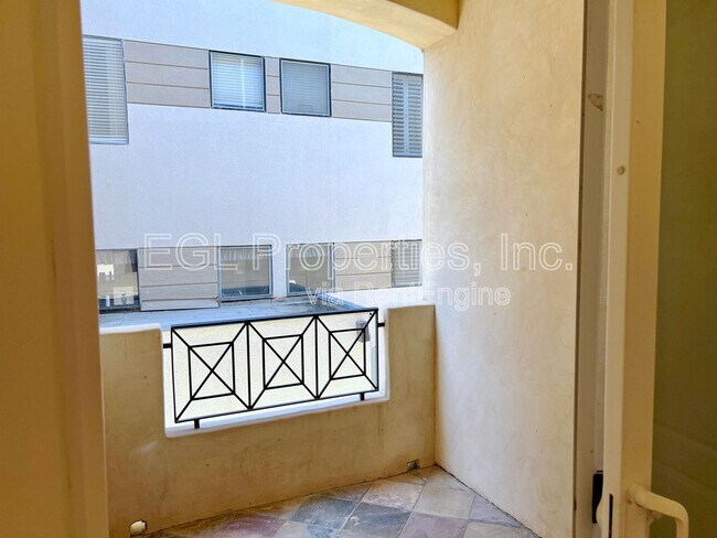 Building Photo - 16123 W Sunset Blvd