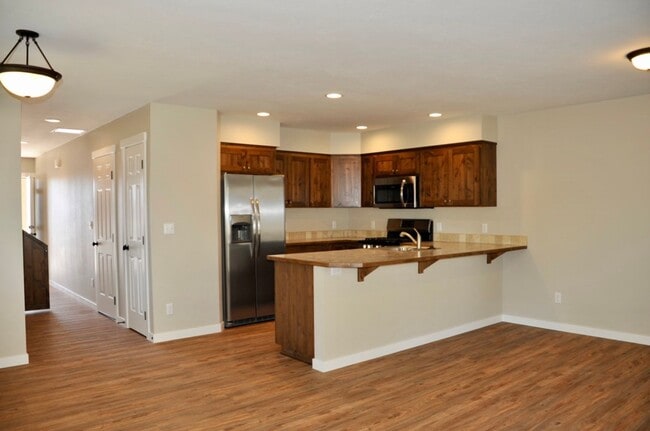 Building Photo - 3 bed 2.5 bath Townhouse