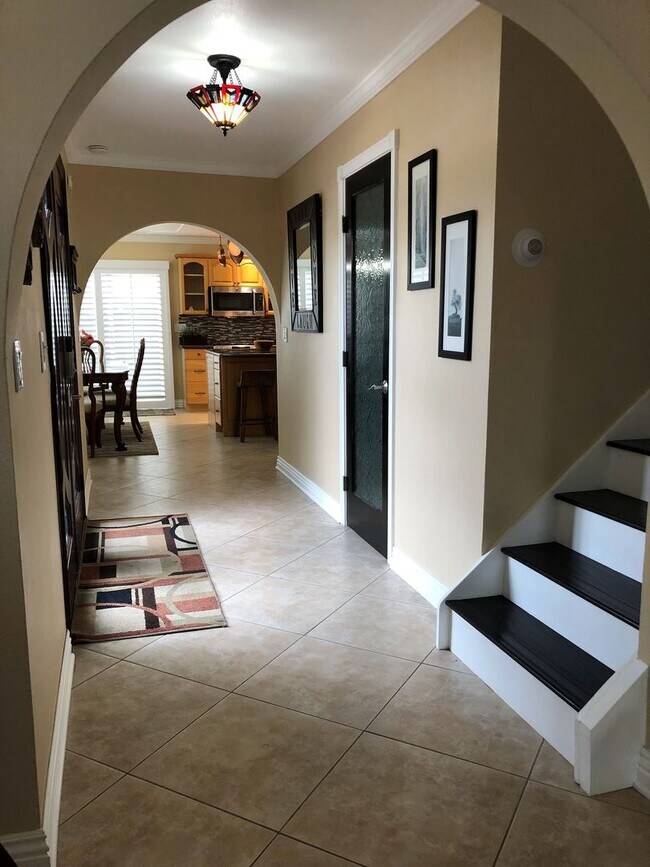 Building Photo - Relaxing Condo just steps away from the beach!