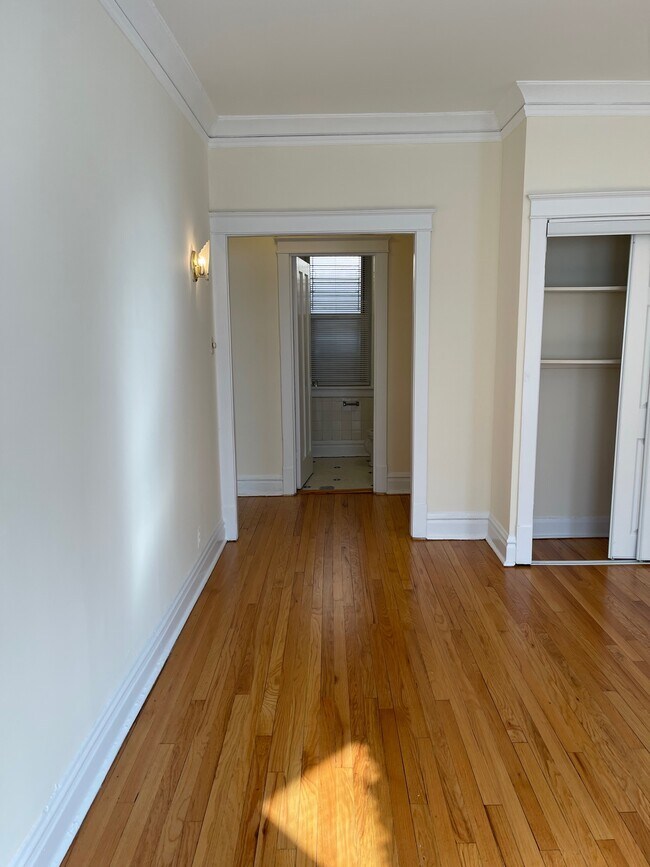 Building Photo - 6970 N Sheridan Rd