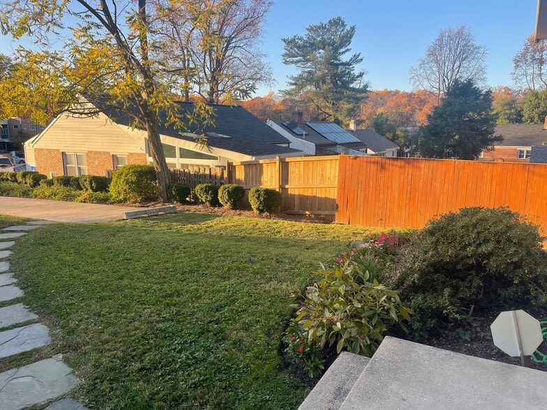 Front Yard - 9705 Glen Ave