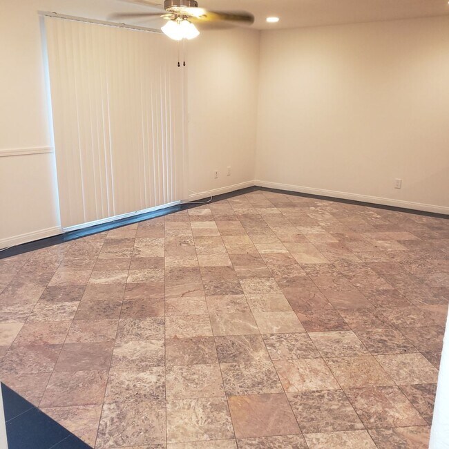 Building Photo - ral611