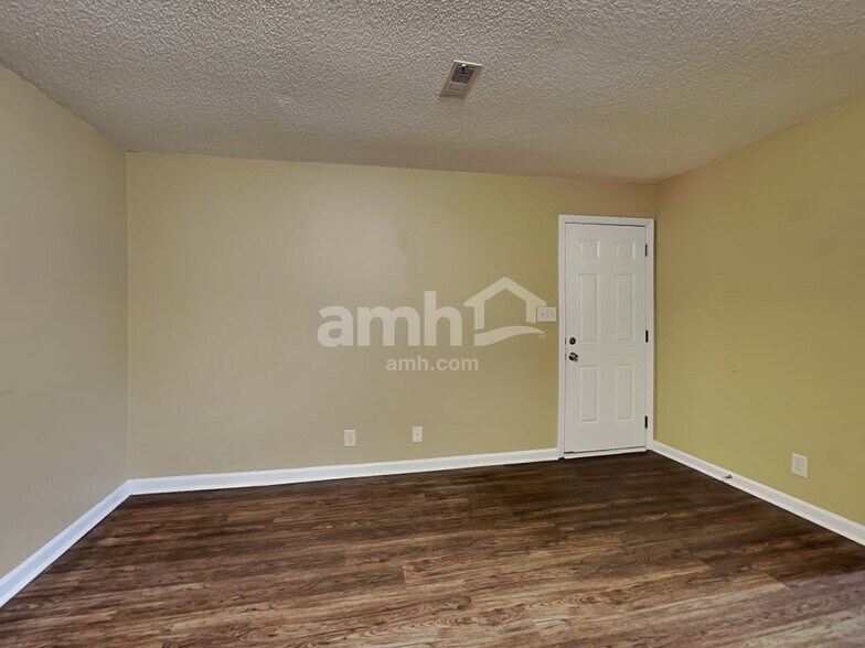 Building Photo - 3429 Queensbury Rd