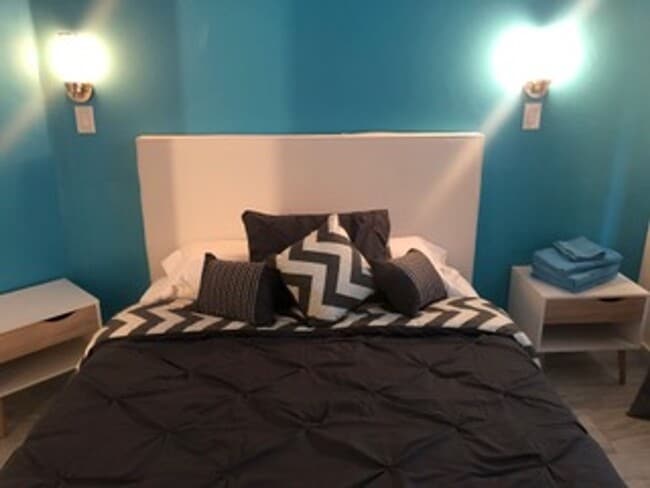 Building Photo - Gorgeous Upstairs unit with downtown view ...