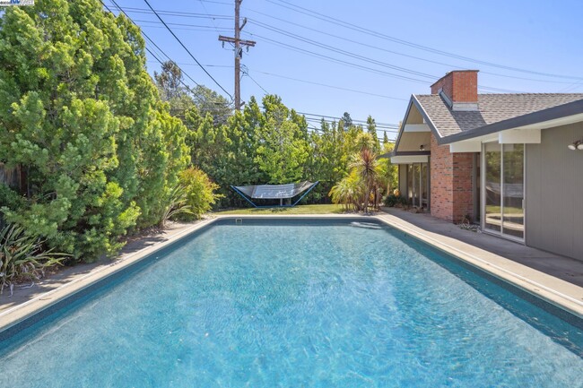 Building Photo - 3767 Gainsborough Dr