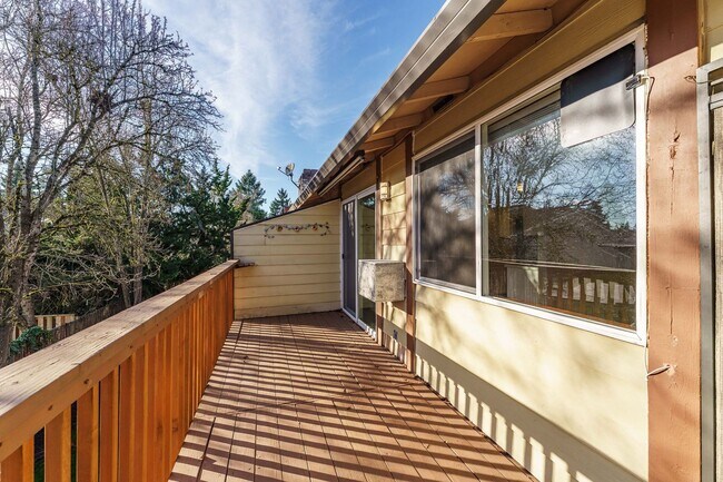 Building Photo - Updated 1 Bed / 1 Bath Upper-Level Condo with Balcony, Garage & A/C — Gated Community!