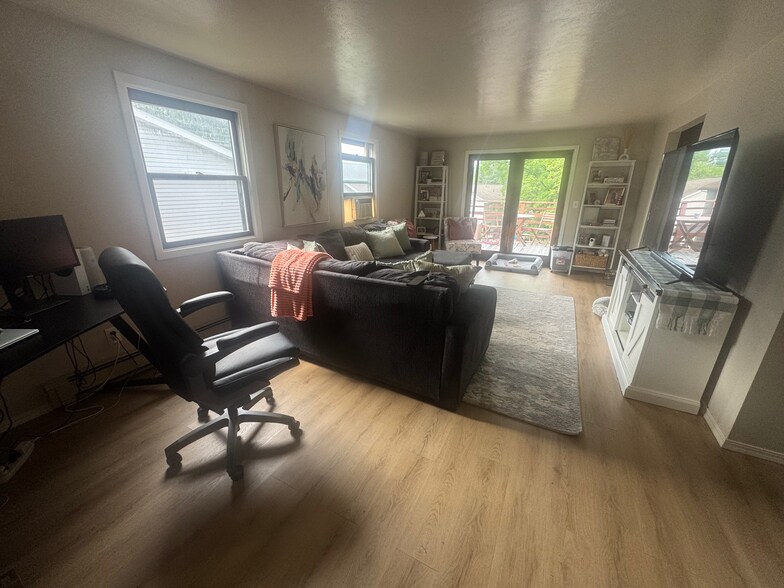 Living Room - 2905 Humboldt Rd