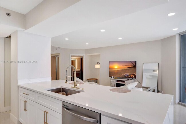 Building Photo - 16485 Collins Ave