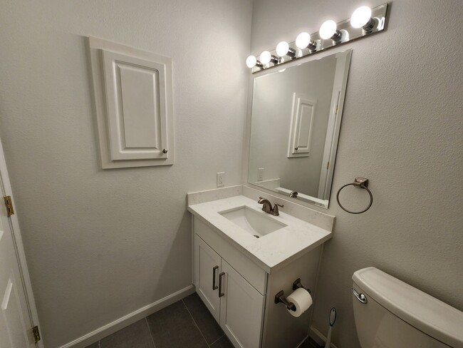 Building Photo - Renovated 3 Bedroom Condo