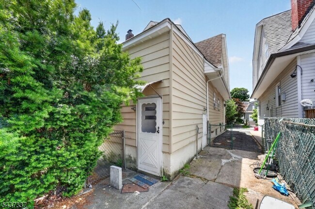 Building Photo - 86 Curie Ave
