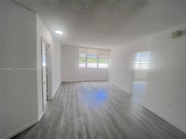 Building Photo - 801 Brickell Bay Dr