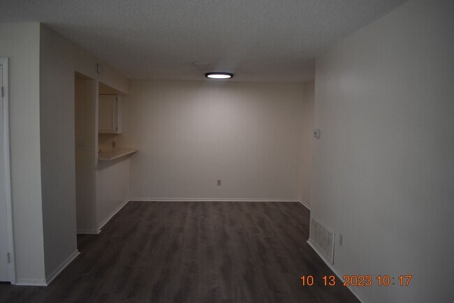Building Photo - **MOVE IN INCENTIVE** Spacious 3 bedroom Condo