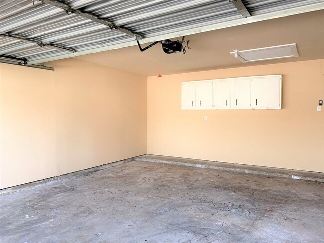 Building Photo - 10011 Appleridge Dr