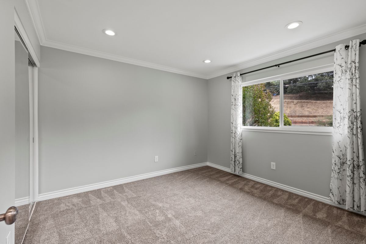 Building Photo - 1096 Canyon View Dr