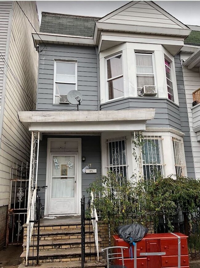 Primary Photo - Spacious 5BR Duplex in Vibrant Newark!