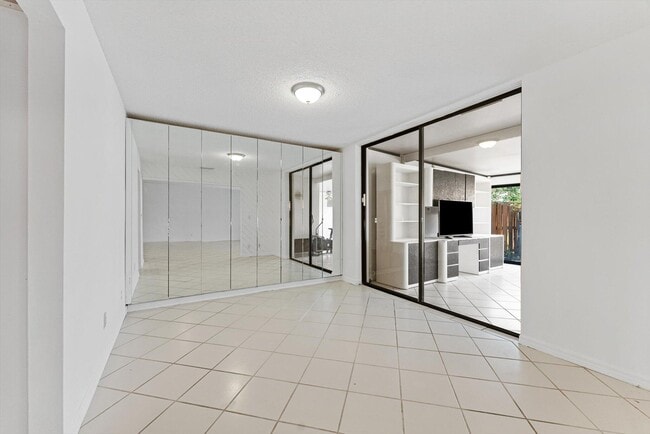 Building Photo - 5371 Stonybrook Dr