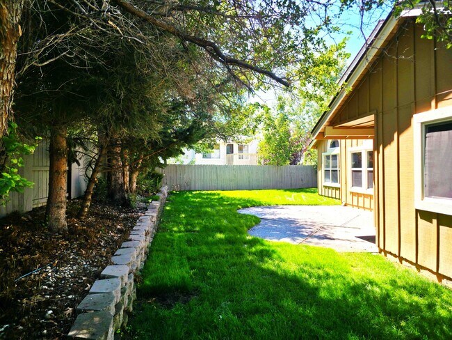 Building Photo - Beautifully Updated 3 Bedroom 2 Bath Updated Home in Lakeridge Springs Close to Community Pool an...