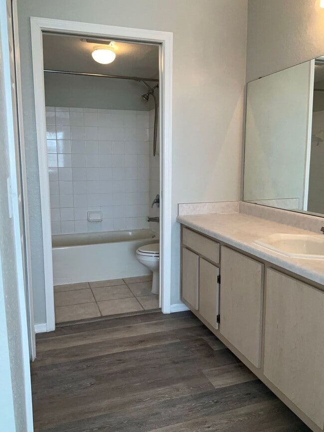 Building Photo - Available now!  Gated Community in Hunters...