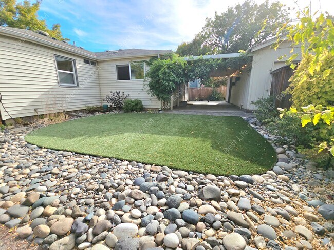 Building Photo - 7037 N Monteith Ave