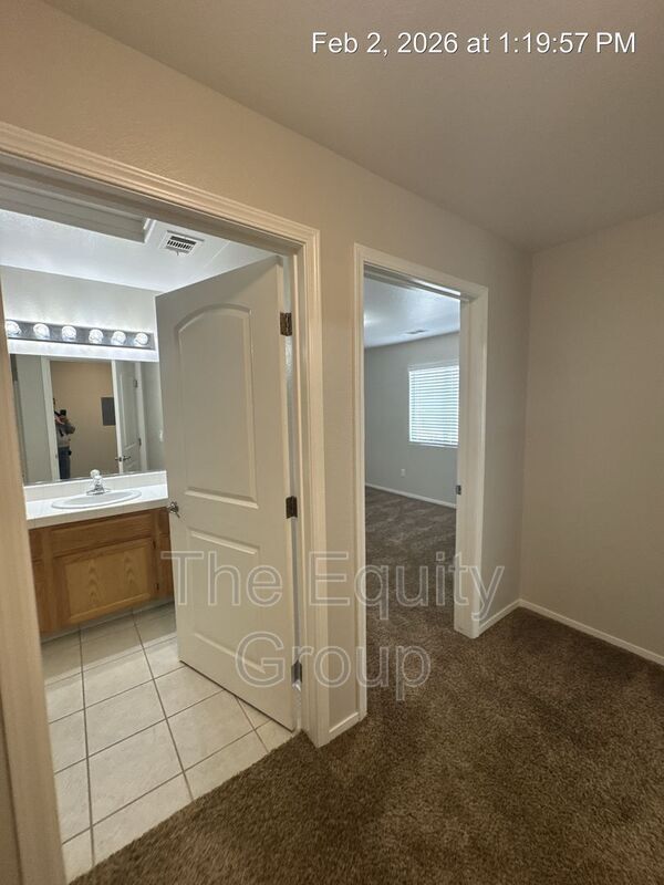 Building Photo - 2547 W Lark Ave