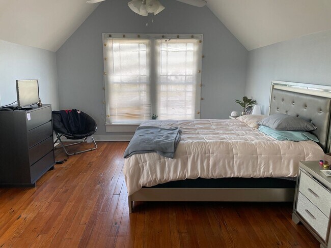 Building Photo - Spacious 2BD/2.5 BATHS! Across from Langen...