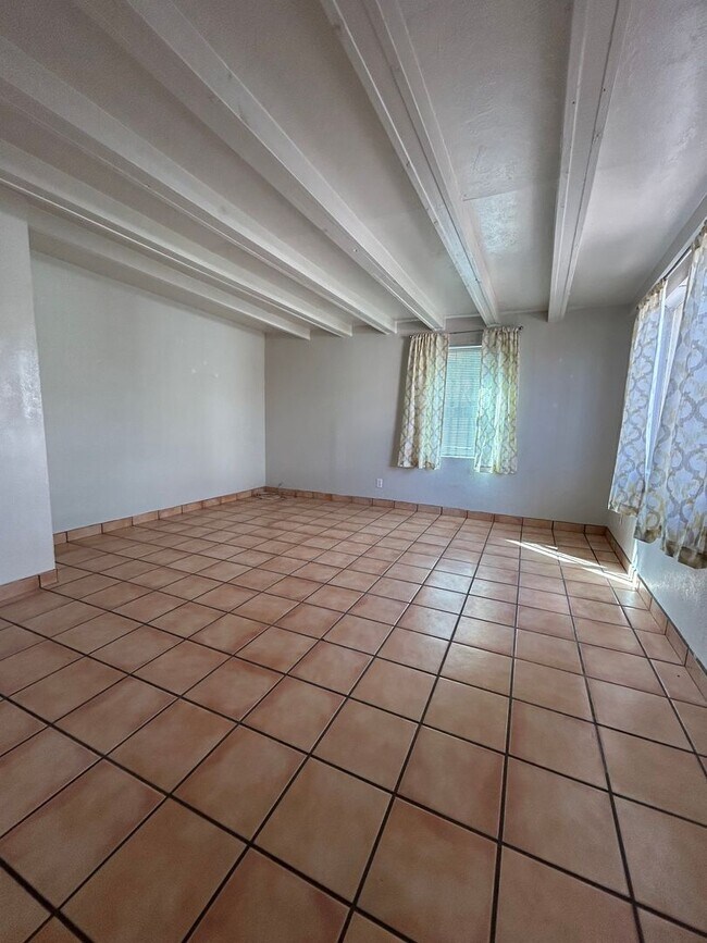 Building Photo - Beautiful 2 Bedroom 1 Bath / Washer & Dryer Included / Large Yard!