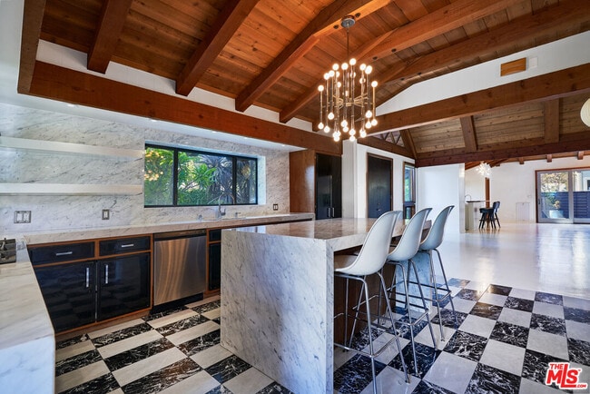 Building Photo - 201 S Larchmont Blvd